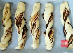 Illustration of how to make brown sugar sesame sauce braided bread 15 
