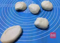 Illustration of how to make horn and meat floss bread 8