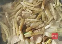 Illustration of how to cook twice-cooked pork with sour bamboo shoots and stir-fry 2