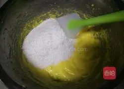 Illustration of how to make black currant and coconut wreath bread 6