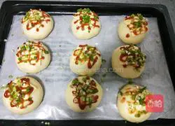 Illustration of how to make chive cheese bread 16