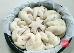 Illustration of how to make flower-shaped bean paste bread 17