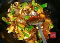 Illustration of how to make twice-cooked pork with big knife 7