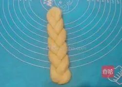 Illustration of how to make braided cranberry crispy bread 8