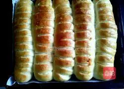 Illustration of how to make caterpillar bread 12