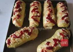 Illustration of how to make scallion, meat floss, ham and cheese bread 15