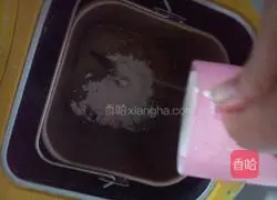 Illustration of how to make butter and shredded coconut bread rolls 4