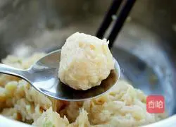 Illustration of how to make chicken meatballs with tomato sauce 9