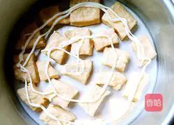 Illustration of how to make salad and shredded pork floss bread 8