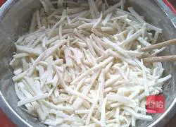 Illustration of how to make potato tsacha 3