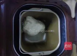 Illustration of how to make bread with a bread machine 5