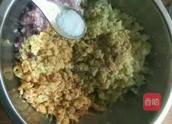 Hot bread...Illustration of how to make egg, zucchini and onion stuffing 9