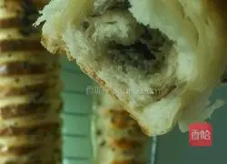 Illustration of how to make caterpillar bread 12