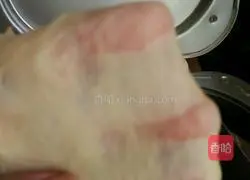 Illustration of how to make raisin rolls 5