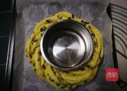 Illustration of how to make black currant and coconut wreath bread 15