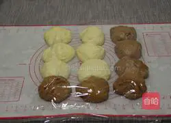 Illustration of how to make two-color toast bread 7