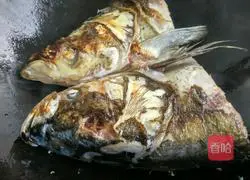 Illustration of how to make pickled cabbage, tofu and fish head soup 7