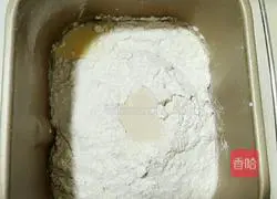 Illustration of how to make butter and coconut shredded bread 2