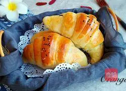 Illustration of how to make butter bean croissants 9