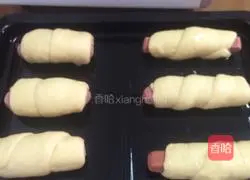 Illustration of how to make sausage bread 6