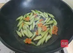 Illustration of how to make fried cashew nuts with celery and lily 2