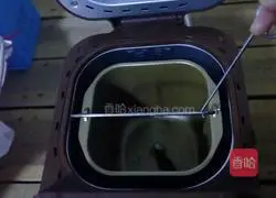 Illustration of how to make bread with a bread machine 1