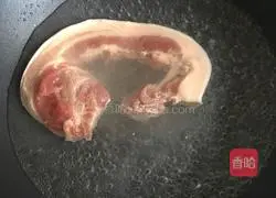 Illustration of how to make twice-cooked pork with black bean sauce 2