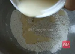 Illustration of how to make cream cranberry layer buns 3