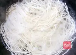 Illustration of how to make beef noodles 9