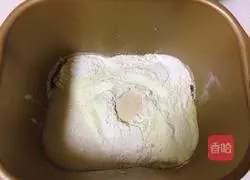 Illustration of how to make scallion, meat floss, ham and cheese bread 1