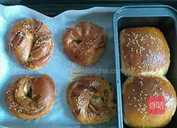 Illustration of how to make bean paste bread 7