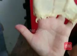 Illustration of how to make chive and meat floss bread rolls 1