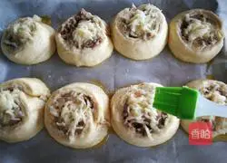 Illustration of how to make Danish crispy bread rolls 16