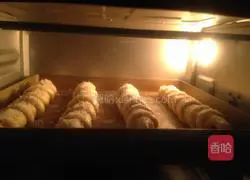 Illustration of making caterpillar jam bread 9