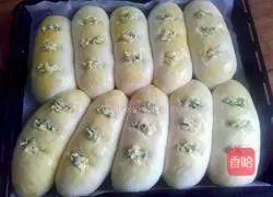 Illustration of how to make chive bread 11