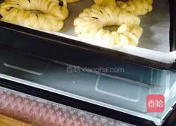 Illustration of how to make honey bean wreath bread 15