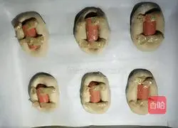 Illustration of how to make ham sausage and black pepper salad dressing bread 4