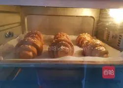 Illustration of how to make brown sugar and red date bread rolls 14