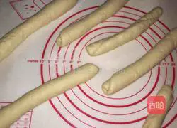 Illustration of how to make cute rabbit sausage bread 7