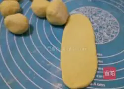 Illustration of how to make mini sausage bread 9