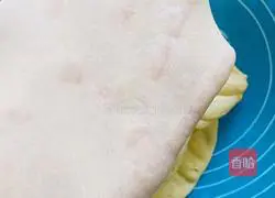 Illustration of how to make meat floss rolls 2