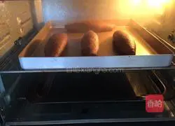 Illustration of how to make cocoa red bean bread 9