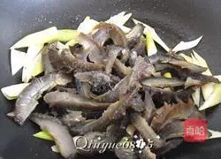 Illustration of how to cook sea cucumbers with abalone sauce, green onions, etc.5 