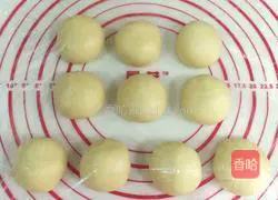 Illustration of how to make seaweed and meat floss bread 4