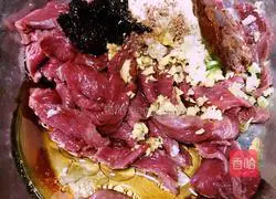 Illustration of Sichuan Style Steamed Beef with Vermicelli 5