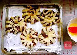 Illustration of making bean paste roll flower bread 20