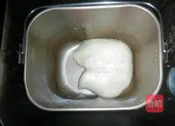 Illustration of making caterpillar meat floss bread 5