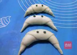 Illustration of how to make horn and meat floss bread 14