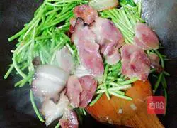 Illustration of how to make fried wormwood with preserved meat 4