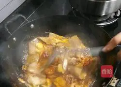 Illustration of how to make twice-cooked pork with a big knife 6